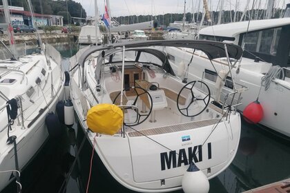 Charter Sailboat Bavaria Cruiser 34 Pula