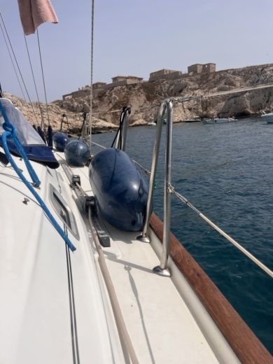 Marseille Sailboat BENETEAU Oceanis 41 alt tag text
