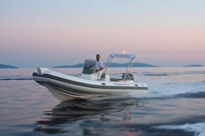 Hire Motorboat  CAPELLI TEMPEST 650 OEPN LUXE Arzon