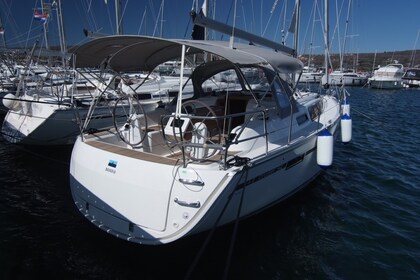 Hire Sailboat Bavaria Yachtbau Bavaria Cruiser 34 Punat
