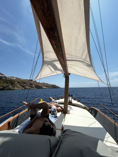 Μύκονος Sailboat traditional wooden boat alt tag text