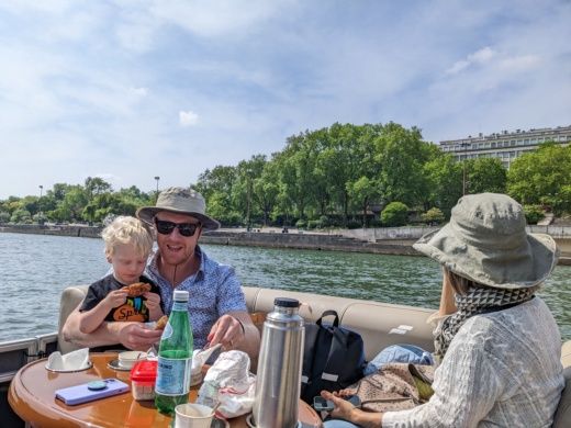 Parijs Motorboat Smart craft Pontoon alt tag text