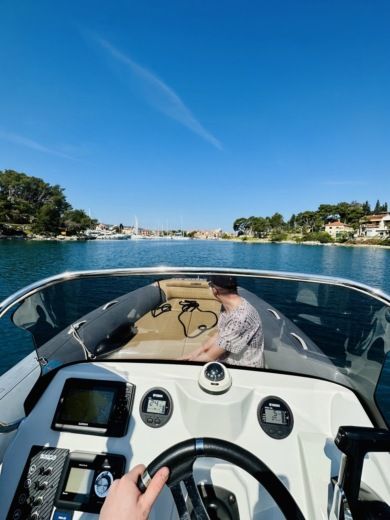 Bol Harbour RIB Salpa soleil 20 alt tag text