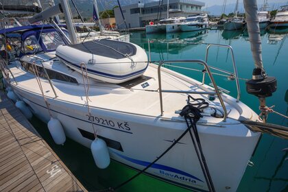 Rental Sailboat Bavaria Yachtbau Bavaria C38 Brač