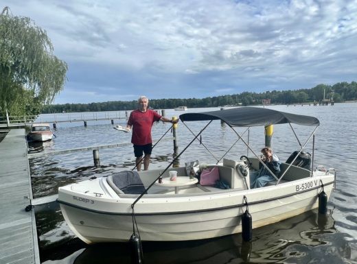 Berlin Motorboat Sloep 500 alt tag text