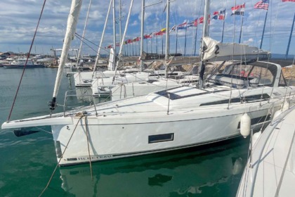 Hire Sailboat 4 OCEANIS 46.1 (3D/2C/1TW/0P) - CG Hyères