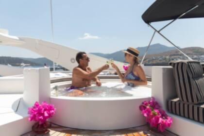 Rental Motor yacht Ferretti Customline 94 Göltürkbükü