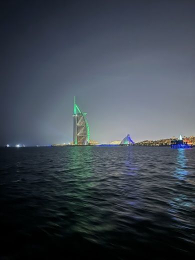 Dubái Motor Yacht Sky Walker Luna 52 alt tag text