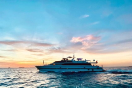 Hire Motor yacht Versilcraft Planet 110 Cancún