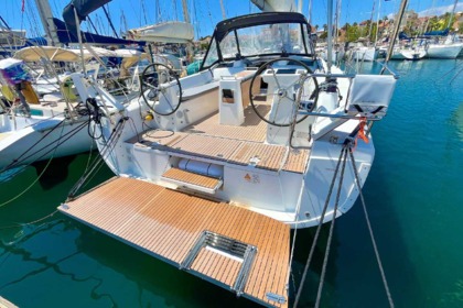 Rental Sailboat 4 OCEANIS 37.1 - EM France