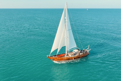 Verhuur Zeilboot Mostes One off classic wood yacht Porto Azzurro