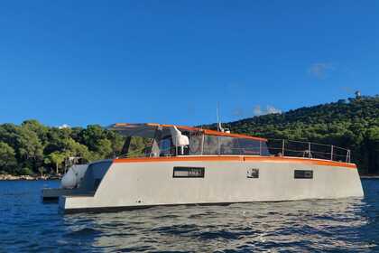 Hire Catamaran Luna 47 Power Funchal
