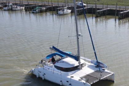 Rental Catamaran Fountaine Pajot Lavezzi 40 L'Aiguillon-la-Presqu'ile