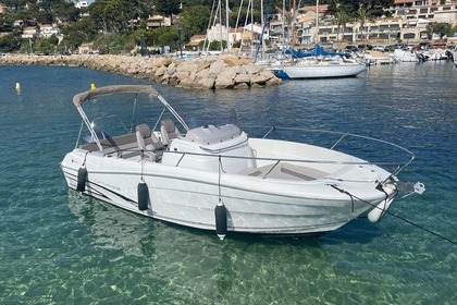Hire Motorboat Jeanneau Cap camarat 7.50 CC Saint-Cyr-sur-Mer