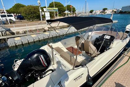 Hire Motorboat Quicksilver 675 sundeck Port Camargue