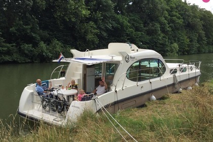 Rental Motorboat Nicols Quatro B+ Huizen