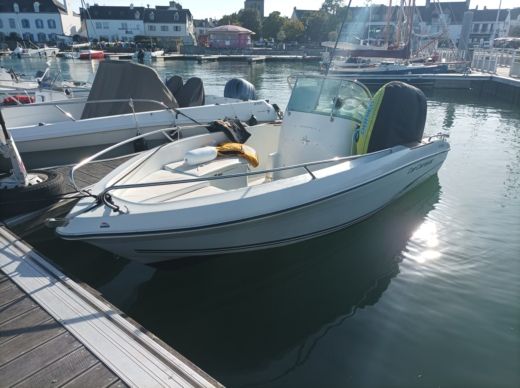 Locmariaquer Motorboat Jeanneau Cap Camarat 515 alt tag text