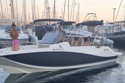 Hire Motorboat Quicksilver 6750P Marseille