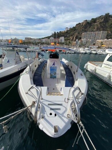 Lloret de Mar Motorboat Bluesail 32 Pro alt tag text