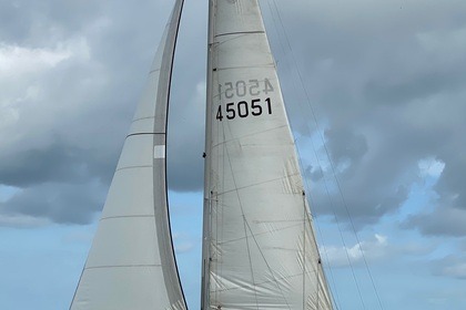 Hire Sailboat BENETEAU OCEANIS 37 Les Sables-d'Olonne