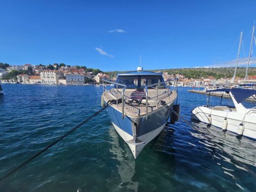 Motorboat  Brioni 44 boat plan