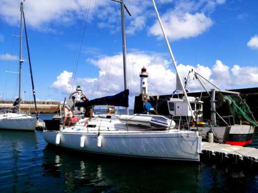 Λα Τρινιτέ-συρ-Μερ Sailboat Beneteau First 27.7 alt tag text