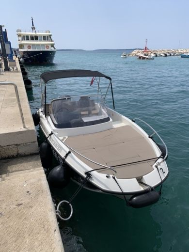 Pula Motorboat Quicksilver 605 Active Sundeck alt tag text