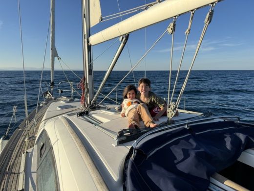 Denia Sailboat Beneteau Oceanis 40 alt tag text