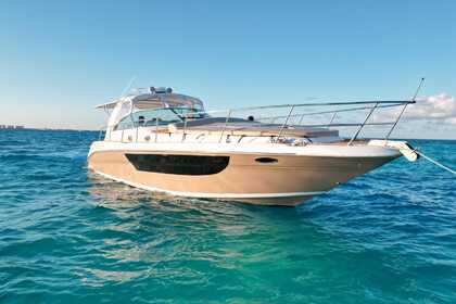 Hire Motorboat Sea Ray EXPRESS Cancún