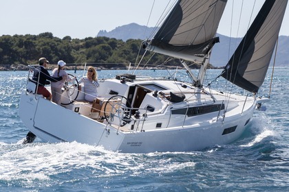 Hire Sailboat JEANNEAU SUN ODYSSEY 350 Leggiuno