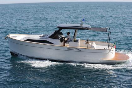 Hyra båt Motorbåt Apreamare Gozzo 35ft Amalfi