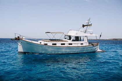 Hire Motorboat MENORQUÍN YACHT 160 FLY Menorca