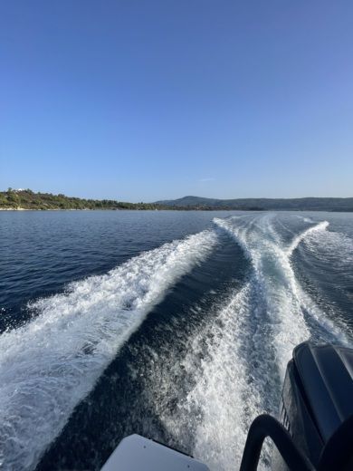 Chalcidique Motorboat Compass 7s alt tag text