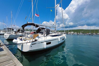 Charter Sailboat Bavaria Yachtbau Bavaria C42 Punat