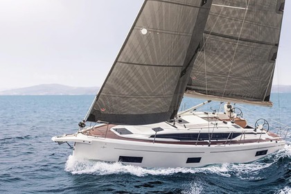 Hire Sailboat  BAVARIA C38 Marseille