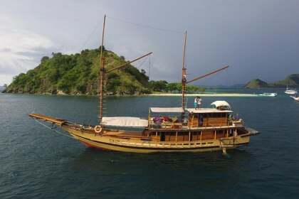 Charter Sailboat Floresta Phinisi Komodo