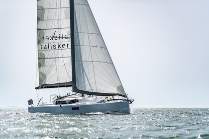 Hire Sailboat Pogo Structures POGO 36 La Rochelle