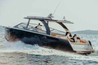 Hire Motorboat Colnago 33 CREW + FUEL INCLUDED Vodice
