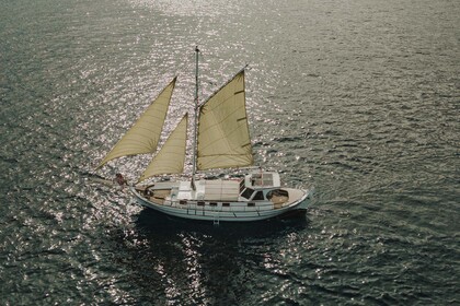 Alquiler Goleta Traditional wooden trechandiri 50 ft gaff cutter Santorini