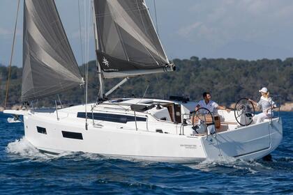 Hire Sailboat  SUN ODYSSEY 350 Hyères