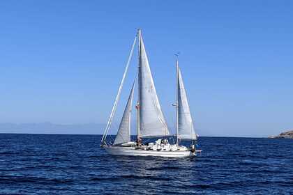 Hire Sailboat Classic Ketch CT47 Senglea