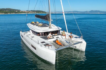 Charter Catamaran  Lagoon 43 /6 cab Nea Peramos