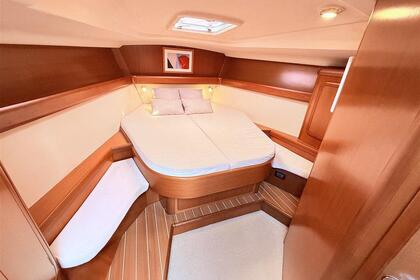 Rental Sailboat Cantiere del Pardo Grand Soleil 46.3 La Spezia
