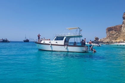 Noleggio Barca a motore Elegante Gozzo cabinato Lampedusa