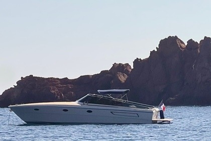 Hire Motorboat Itama 40 Saint-Tropez