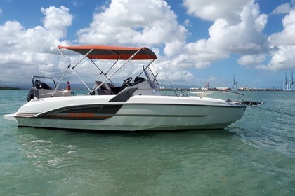 Charter Motorboat BENETEAU Flyer 6.6 spacedeck Le Gosier