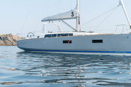 Charter Sailboat Beneteau Oceanis 38 Toronto