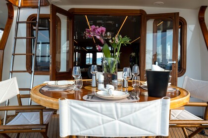 Hire Motorboat CODECASA GENTLEMAN'S YACHT Salamina