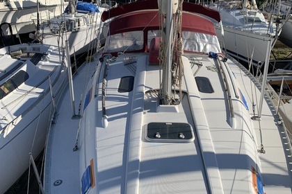 Rental Sailboat Beneteau Oceanis 351 Saint-Mandrier-sur-Mer