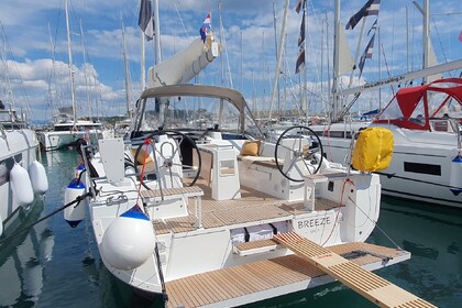 Hire Sailboat Bénéteau Oceanis 37.1 Split
